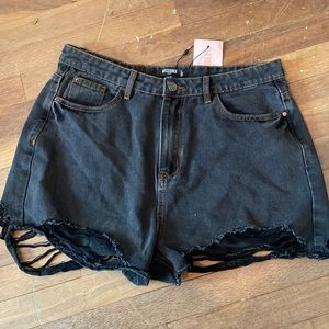 Misguided— Black High Waisted Distressed Shorts